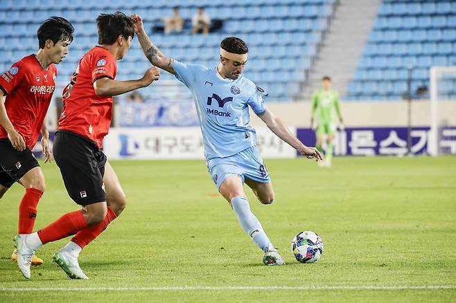 코리아컵 8강에서 강원 선수들을 상대하고 있는 대구FC 카를로스.<대구FC 제공>