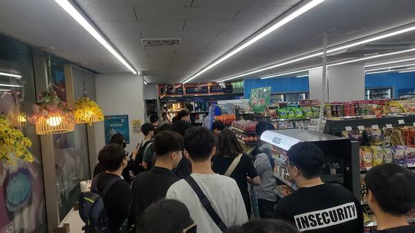 - 분명 넓은 매장이었는데 선생님들로 가득 차서 좁게 느껴졌다