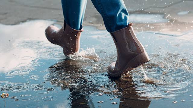 레인부츠는 소재 특성상 근육과 피부에 부담을 줄 수 있다|출처: 게티이미지뱅크