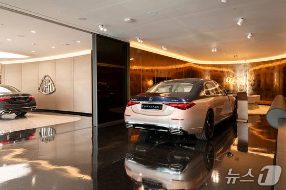 메르세데스-벤츠 공식 딜러사 한성자동차가 지난해 4월 자사 청담 전시장 2층에 마련한 '마이바흐 익스클루시브 라운지 플러스(+)'의 모습(한성자동차 제공). 2024.04.24.