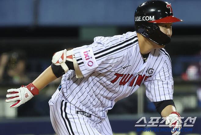 LG 마무리 투수 유영찬이 10일 키움전서 8회말 타자로 나서 키움 원종현의 직구를 받아친 뒤 1루로 달려나가고 있다. 결과는 우익수 플라이. 사진제공=LG 트윈스