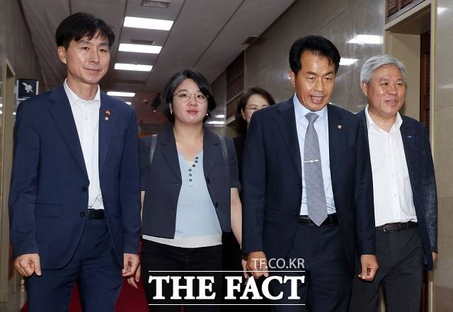 서왕진(오른쪽부터) 조국혁신당 원내대표, 윤종오 진보당 원내대표, 용혜인 기본소득당 대표, 한창민 사회민주당 대표가 16일 오후 서울 여의도 국회의장 집무실에서 열린 국회의장-진보개혁4당 원내대표 면담에 참석하고 있다. /뉴시스