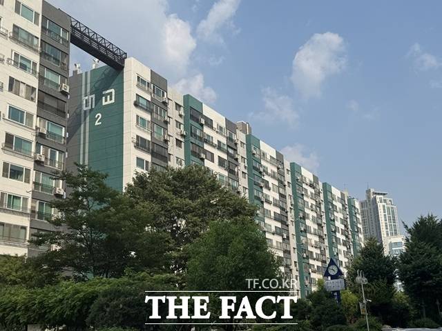 서울 여의도 대교아파트 재건축 조합은 지난 10일 시공사 선정을 위한 입찰 공고를 내고 3.3㎡ 공사 예정가를 1120만원으로 책정했다. 여의도 내 재건축 추진 단지 중 가장 높은 수준이다. /황준익 기자