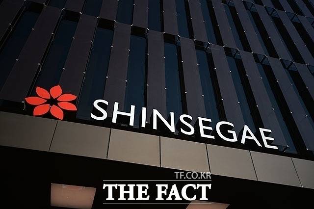 신세계백화점이 오프라인 유통 중심의 사업 구조에서 벗어나 플랫폼 기반의 수익 다각화 전략에 속도를 내고 있다. /더팩트 DB