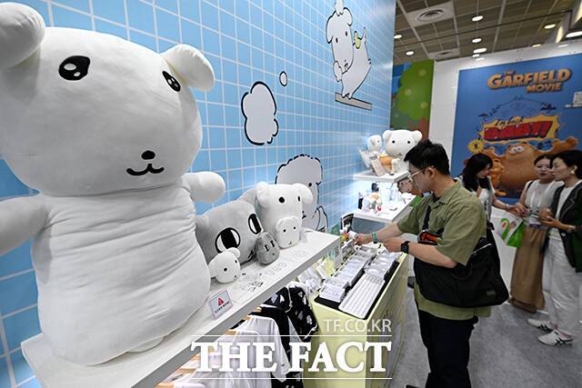 관람객이 Z세대에게 인기있는 '가나디' 캐릭터 부스를 둘러보고 있다.