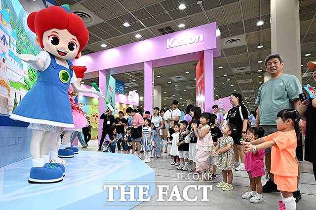 캐릭터와 춤추는 어린이들.