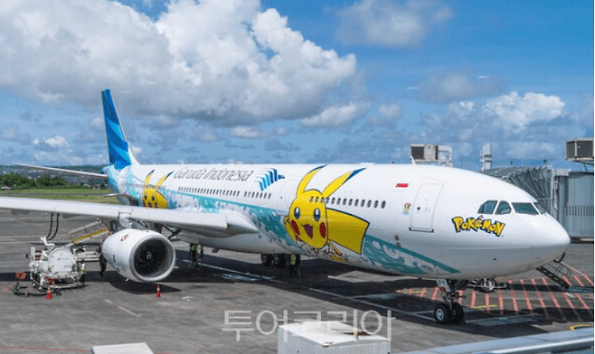 가루다인도네시아가 포켓몬컴퍼니와 협업해 특별 도장한 테마 항공기인 '피카츄젯 GA-2'