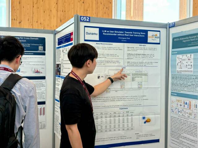 박충원 두나무 머신러닝팀 연구원이 14일(현지시간) 아털라어 파도바 센트로 콩그레스에서 열린 ’SIGIR 2025’에서 포스터 발표를 하고 있다