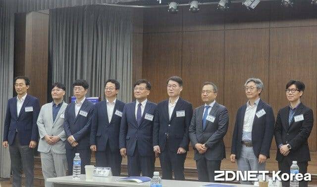 '한미 양국 신정부 시대 신 주력제조업: 방산, 원전, 조선' 정책 토론회'에 참석한 발표자 및 토론자 (사진=지디넷코리아)