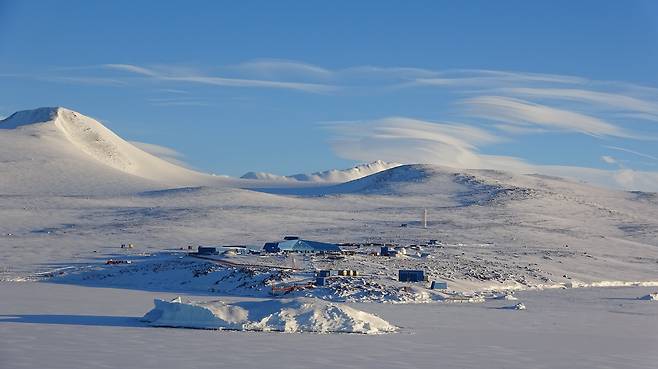 최한샘 1등 항해사가 아라온호에서 촬영한 남극 장보고과학기지의 모습./최한샘 1등 항해사