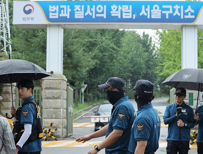 조은석 내란 특검팀이 소환에 불응한 윤석열 전 대통령에 대해 강제구인 절차에 들어간 가운데 지난 14일 윤 전 대통령이 수감된 서울구치소 앞에 경찰이 배치돼 있다.ⓒ연합뉴스