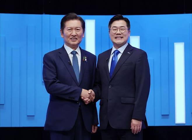 정청래·박찬대 더불어민주당 당대표 후보가 16일 서울 양천구 목동 SBS에서 열린 TV토론회에 앞서 기념촬영을 하고 있다. ⓒ국회사진기자단