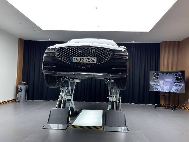 경매 회원사와 라이브 방송을 통해 차량의 외관부터 하부 등을 실시간으로 비춰준다. ⓒ데일리안 편은지 기자