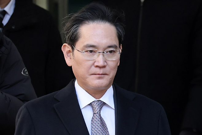 이재용 삼성전자 회장이 3일 오후 서울 서초구 서울고등법원에서 열린 ‘경영권 불법 승계’ 의혹 자본시장과금융투자업에관한법률위반등 항소심 선고공판에서 무죄를 선고받은 후 법정을 나서고 있다. 2025.2.3 뉴스1