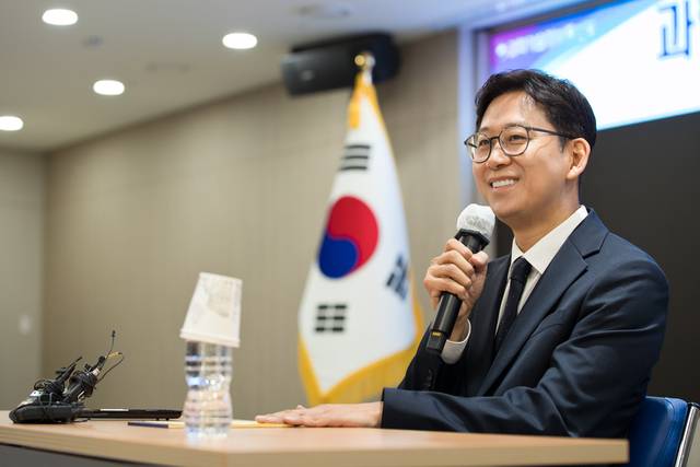 배경훈 과기정통부 장관이 17일 세종청사에서 직원들과 대화를 나누고 있다.