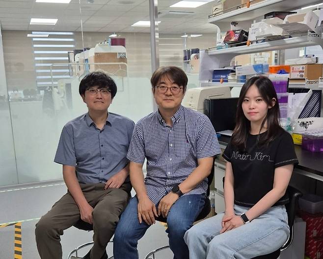 사진 왼쪽부터 KAIST 의과학대학원의 양경모 박사, 정원일 교수, 김규래 박사과정