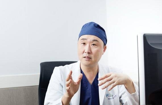 수원 이춘택병원의 2세대 경영을 맡고 있는 윤성환 병원장. 이춘택병원 제공