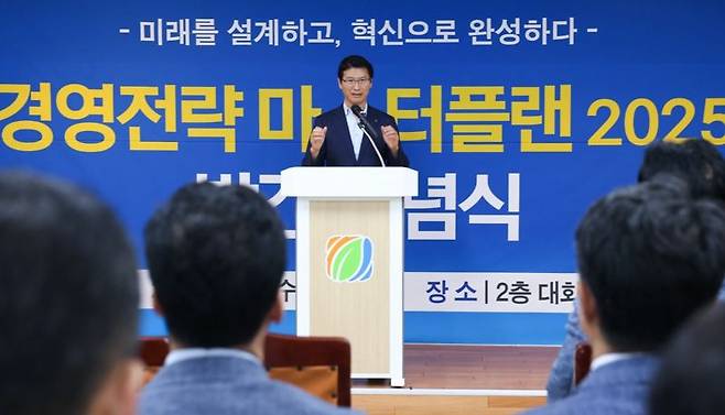 지난 16일 오후 부산환경공단 본부에서 ‘부산환경공단 경영전략 마스터플랜 발간 기념식’이 열린 가운데 공단 이근희 이사장이 제작 취지에 대해 설명하고 있다. 부산환경공단 제공