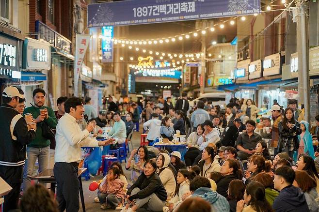 지난해 10월 건맥펍이 자리한 전남 목포시 만호동에서 ‘1897건맥거리축제’가 열리고 있다. 건맥1897협동조합 누리집