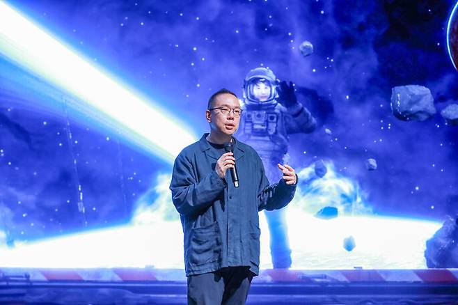 오한기 네이버 리얼타임 엔진 스튜디오 리더가 16일 경기 성남시 네이버 사옥에서 연 ‘이머시브 미디어 플랫폼 테크 포럼’에서 버추얼 콘텐츠 특화 스튜디오 ‘비전 스테이지’와 기술을 설명하고 있다. 네이버 제공