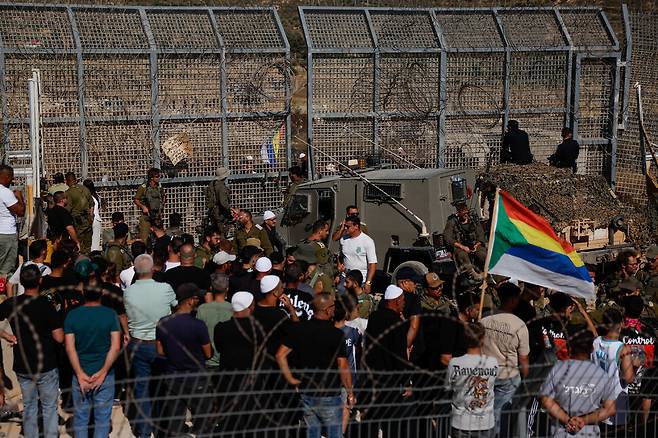 16일 이스라엘이 점령하고 있는 골란고원의 시리아 국경 지역에 이스라엘 드루즈족 주민들이 모여 있다. 골란고원/로이터 연합뉴스