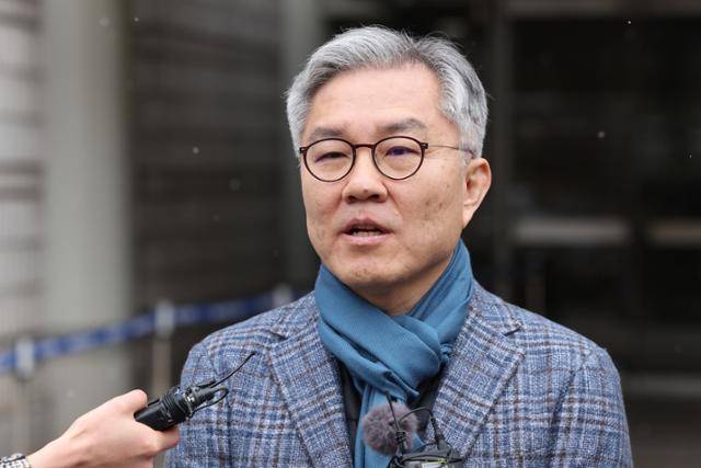 최강욱 전 더불어민주당 의원이 지난해 1월 17일 서울 서초구 서울중앙지법에서 열린 이동재 전 채널A 기자 명예훼손 혐의 2심 선고 공판을 마친 후 입장을 밝히고 있다. 뉴스1