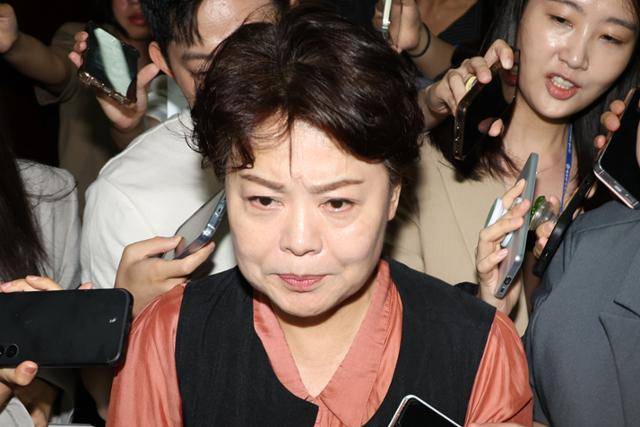 국민의힘 윤희숙 혁신위원장이 17일 서울 여의도 국회에서 열린 비상대책위원회의에 참석한 뒤 나와 취재진의 질문을 받고 있다. 윤 혁신위원장은 전날 나경원·윤상현·장동혁 의원과 송언석 비상대책위원장 겸 원내대표에게 거취 결정을 요구하는 인적쇄신안을 발표했다. 연합뉴스