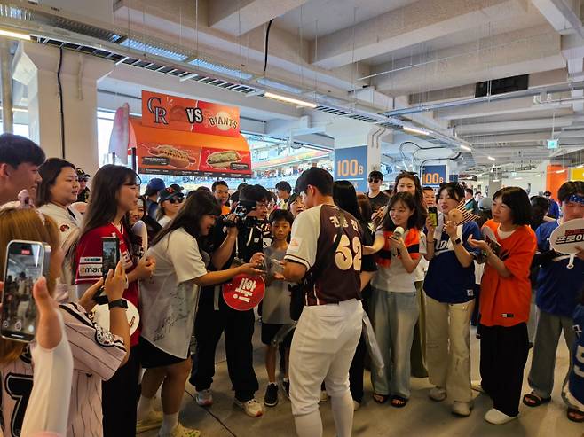 12일 올스타전 현장 곳곳을 다니며 팀 홍보에 나선 권동진. KT 제공
