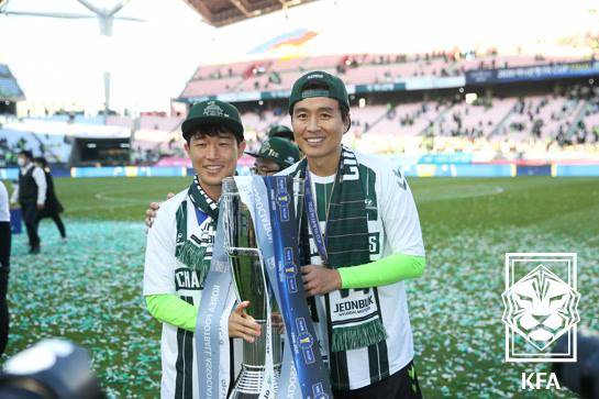 지난 2020년 FA컵 우승 뒤 기념 촬영을 하고 있는 전북 시절 이승기(왼쪽)와 이동국. 사진=대한축구협회