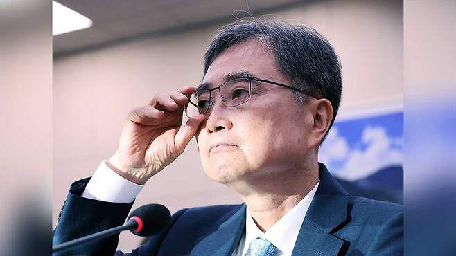 안경 고쳐 쓰는 조현 외교부 장관 후보자