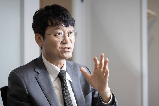 김웅 전 국민의힘 의원은 문재인 정부 당시 대검찰청 미래기획ㆍ형사정책단장으로 검경 수사권 조정 업무를 담당하며 검찰에서 가장 잘 나가던 이른바 ‘윤석열 사단’과 대척점에 서 있었던 인사다. 그를 지난 6ㆍ3 대선 전후로 수차례 만나 인터뷰했다. 전민규 기자