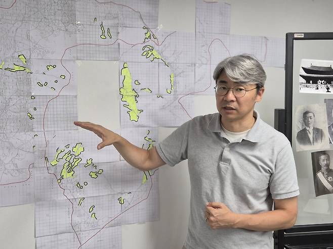 9일 여의도 KBS에서 우한울 기자가 친일파 이해승이 서대문구 홍은동과 응암동 일대에 보유한 땅을 가리키며 친일파 재산 추적 보도를 설명하고 있다. /김성후 선임기자