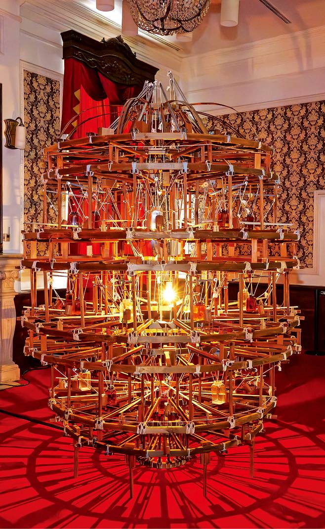 1층 귀빈실에 설치된 양정욱 작가의 ‘피곤은 언제나 꿈과 함께’. 나무와 모터, 실 등을 활용해 새벽녘 작가가 경험을 풀어냈다. 국립현대미술관 소장