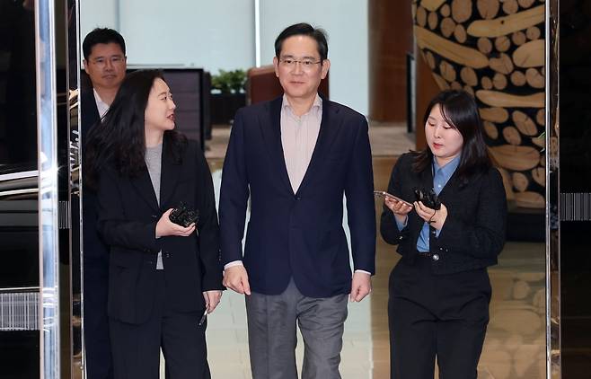 이재용 삼성전자 회장이 9일 일본 출장을 마치고 서울 강서구 서울김포비즈니스항공센터(SCBAC)로 귀국하고 있다. 2025.4.9/뉴스1