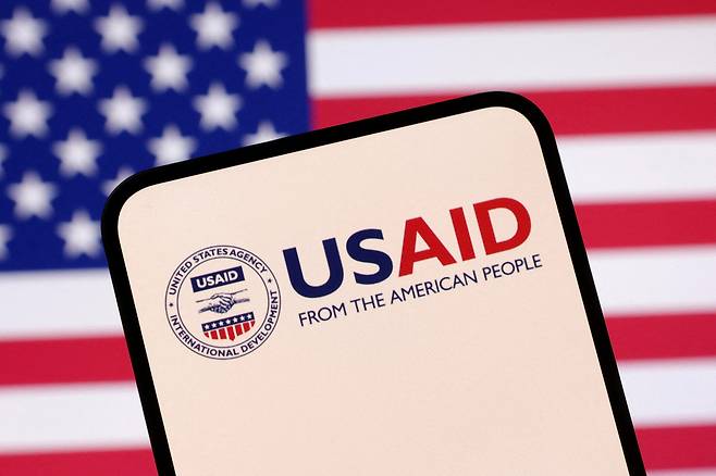 미국 국기를 배경으로 미국 대외원조 전담기구인 국제개발처(USAID) 로고가 보이는 일러스트. 로이터연합뉴스