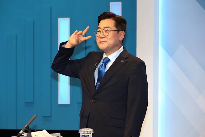 브이 박찬대 더불어민주당 당대표 후보가 16일 서울 목동 SBS 스튜디오에서 열린 토론회에 앞서 ‘기호 2번’ 포즈를 취하고 있다. 국회사진기자단