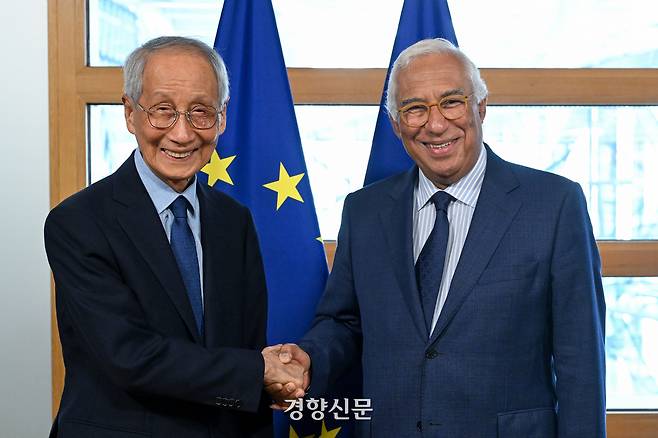 윤여준 대통령 유럽연합(EU) 특사단장이 지난 15일(현지시간) 안토니우 코스타 EU 정상회의 상임의장과 만나 기념사진을 찍고 있다. 외교부 제공