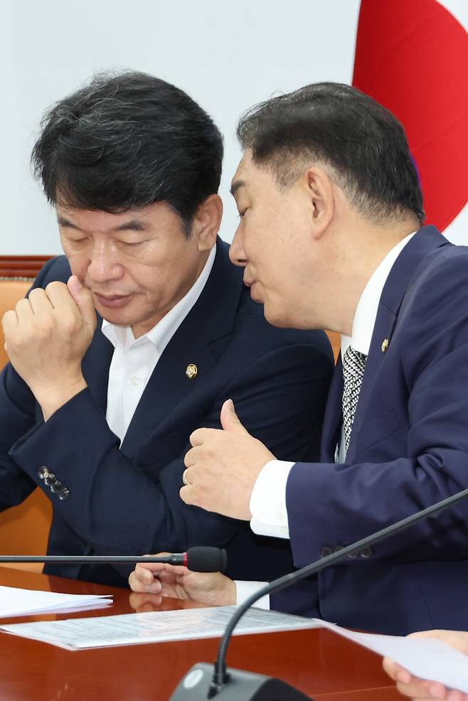 민주당 ‘고심’ 김병기 더불어민주당 당대표 직무대행 겸 원내대표(오른쪽)가 17일 국회에서 열린 정책조정회의에서 문진석 원내수석부대표와 대화하고 있다. 연합뉴스