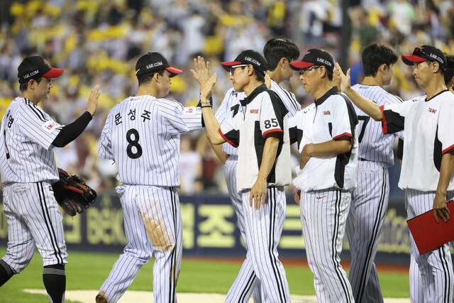 LG 트윈스 선수들과 코치들이 경기 후 하이파이브를 하고 있다. LG 트윈스 제공