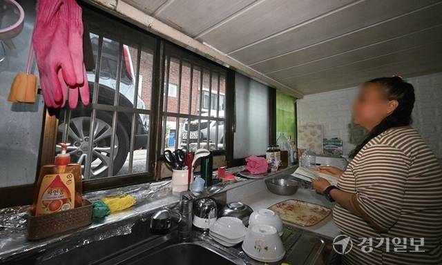 경기지역에 집중 호우가 쏟아진 16일 수원특례시 권선구 고색동 한 반지하 주택에서 주민이 불안한 모습으로 비 내리는 창밖을 바라보고 있다. 조주현기자