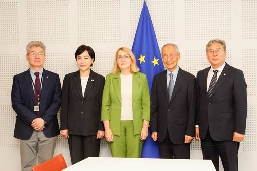 왼쪽부터 유정현 주벨기에 대사, 더불어민주당 전현희 의원, 샬데모세 부의장, 윤여준 전 환경부 장관, 민주당 손명수 의원 / 사진=외교부 제공