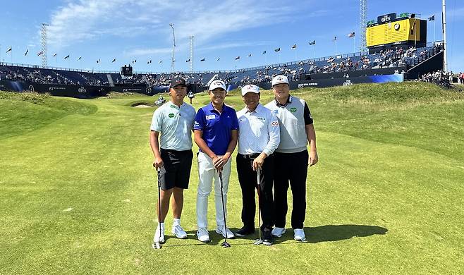 김시우와 케빈 유, 최경주, 임성재(왼쪽부터)가 연습 라운드 도중 기념 촬영을 하고 있다.