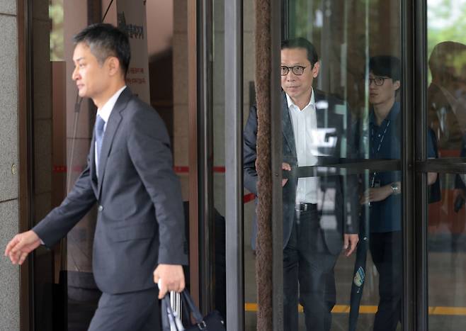 대법원이 이재용 삼성전자 회장에 대한 부당합병·회계부정 의혹에 대해 무죄를 확정한 17일 서울 서초구 대법원에서 이 회장의 변호인들이 상고심 선고를 마치고 법정을 나서고 있다. 연합뉴스