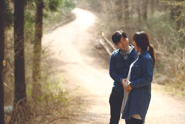 지난 5월 국립장성숲체원 편백나무숲에서 임신부와 배우자가 함께 ‘숲태교’ 프로그램에 참여하고 있다. 한국산림복지진흥원 제공