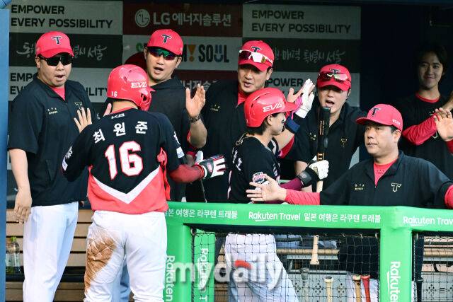 29일 오후 서울 잠실야구장에서 진행된 '2025 프로야구 KBO리그' KIA-LG의 경기. 기아 이범호 감독이 6회말 1사 3루에서 희생플라이를 때린 박찬호와 추가점을 기록한 최원준에게 박수를 보내고 있다./마이데일리