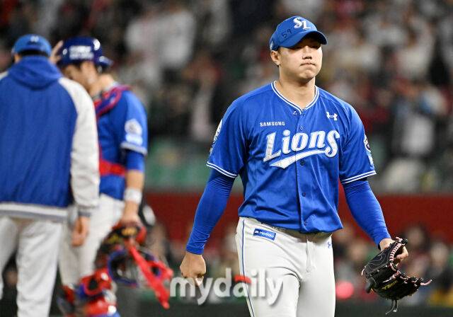 29일 오후 인천광역시 문학동 SSG랜더스필드에서 진행된 '2025 프로야구 KBO리그' SSG랜더스와 삼성라이온즈의 경기. 삼성 배찬승이 8회말 최지훈을 볼넷으로 내보낸 뒤 교체되고 있다./마이데일리