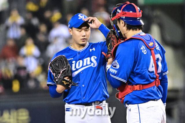15일 서울 잠실야구장에서 열린 '2025 신한 SOL BANK KBO리그' 삼성 라이온즈와 LG 트윈스 경기. 삼성 배찬승(왼쪽)이 8회말 1사 만루에서 교체되고 있다./마이데일리