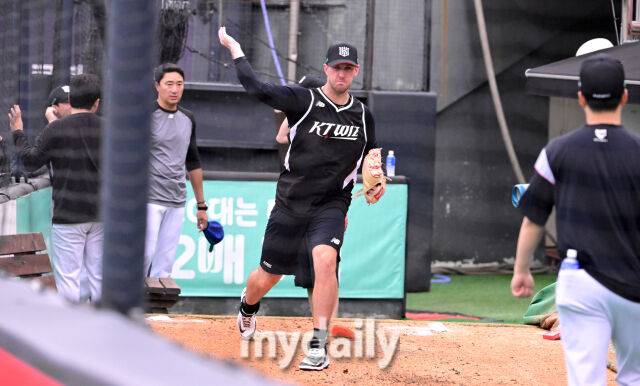 2025년 7월 17일 오후 경기도 수원 KT위즈파크에서 열린 '2025 신한 SOL뱅크 KBO 리그' 한화 이글스와 KT 위즈의 경기. KT 새로운 외국인 투수 패트릭이 쉐도우 피칭을 하고 있다./수원 = 유진형 기자