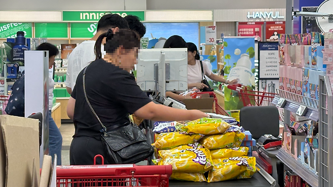 지난 16일 롯데마트 제타플렉스 서울역점 계산대에서 외국인 관광객이 바나나킥을 구매하고 있다. 박연수 기자