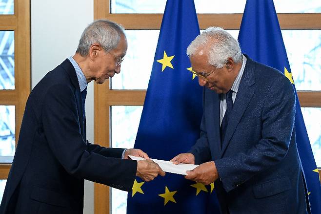 대통령 EU 특사단장인 윤여준 전 환경부 장관이 15일(현지시간) 벨기에 브뤼셀에서 안토니우 코스타 EU 정상회의 상임의장에게 한·EU 관계 강화에 대한 이재명 대통령의 메시지가 담긴 친서를 전달하고 있다. 외교부 제공